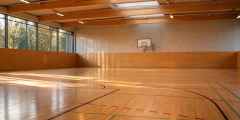 Sporthalle mit Spielfeldmarkierung und Prallwand